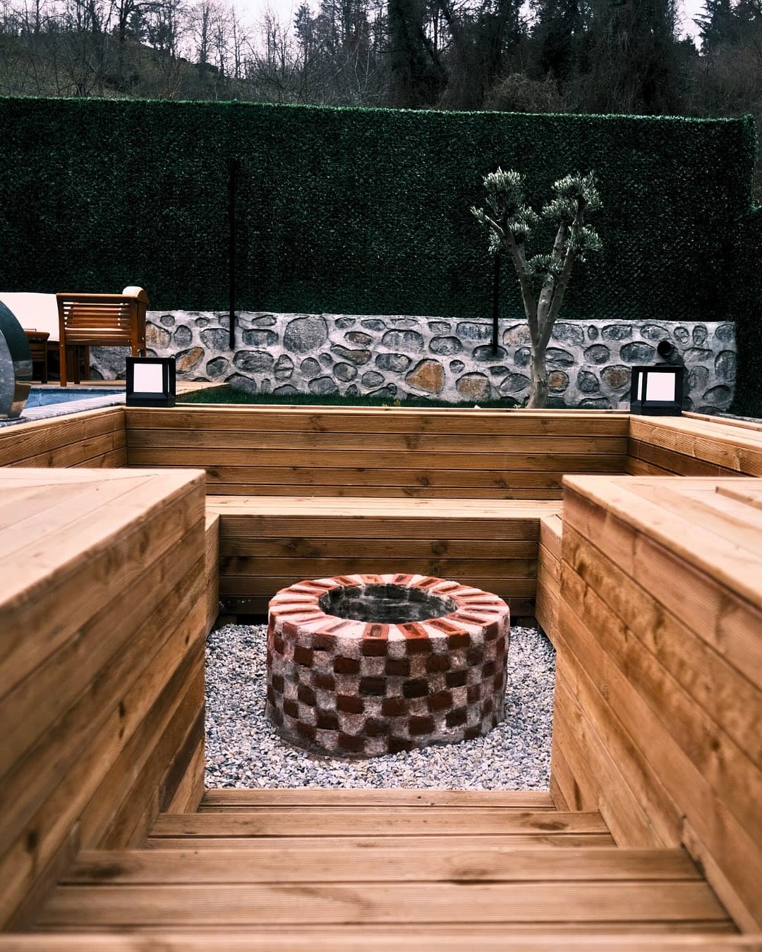 Ateş çukuru ve ahşap oturma alanı — DİES Bungalov Sapanca